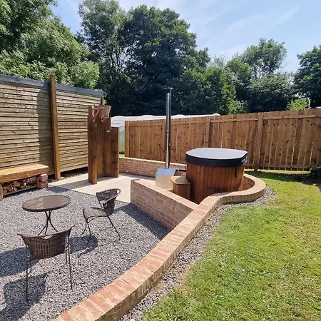 The Walkers Retreat With Hot Tub And Cold Water Drench Shower Apartment Charlton